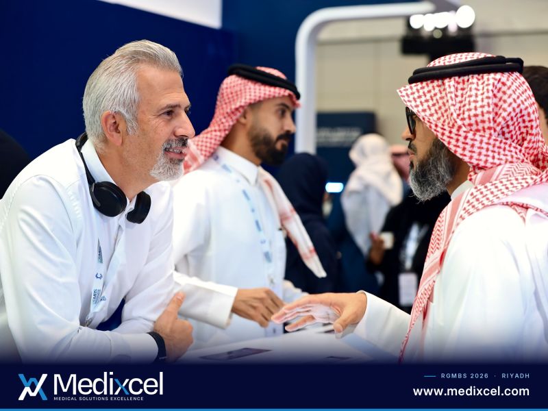 الدكتور إركان مانكان مع فريق Medixcel وأحد المشاركين في القمة