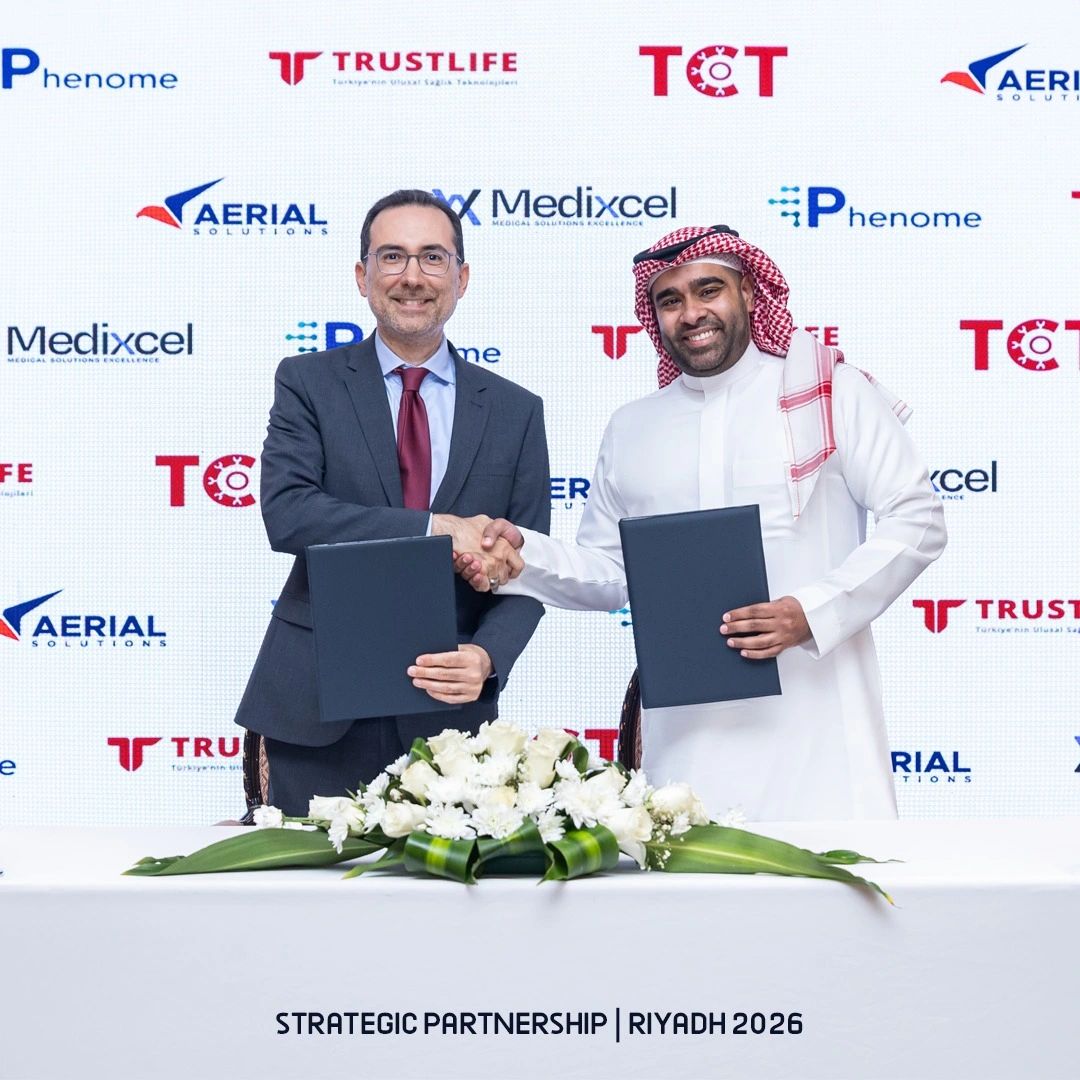 ممثلو Trustlife وMedixcel يتصافحون بعد توقيع اتفاقية الشراكة الاستراتيجية في الرياض، 2026م