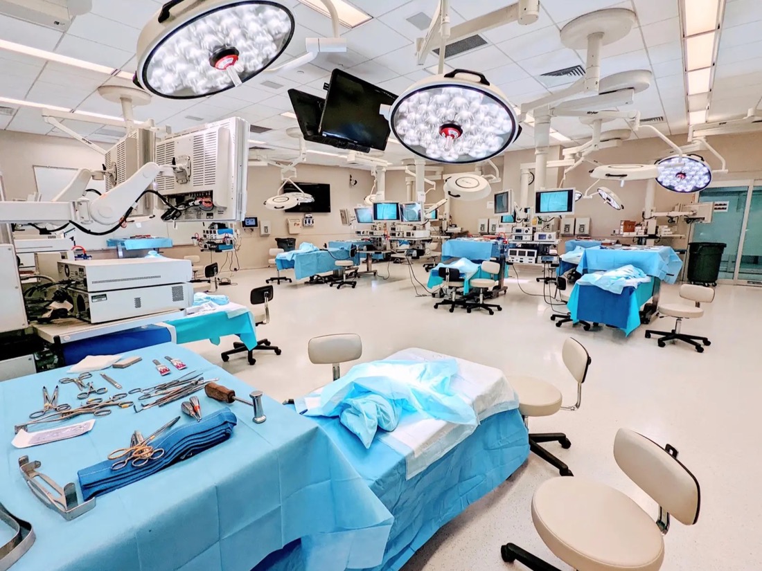مختبر BioSkill: محطات التدريب الجراحي تحت أضواء غرف العمليات
